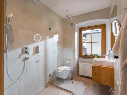 蒂罗尔-基希贝格Alpen Glück Hotel Unterm Rain garni的带淋浴、卫生间和盥洗盆的浴室