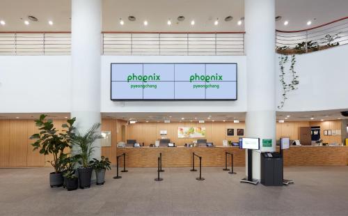 平昌Phoenix Resort Pyeongchang的医院大厅,上面有读取诊断机构机构代理机构的标志