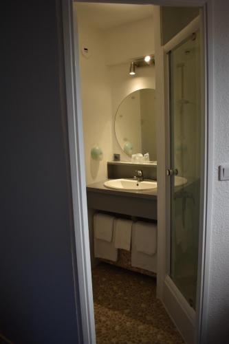 布尔德佩阿日卡特酒店的一间带水槽和镜子的浴室