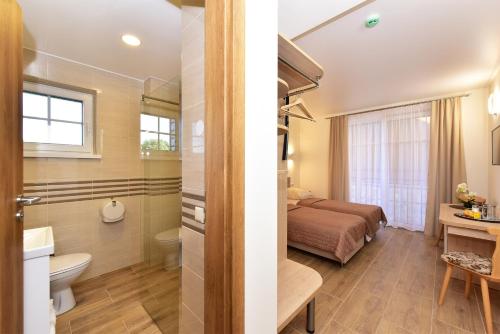 特拉凯全景酒店的一间带床和卫生间的浴室