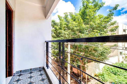 耶拉汉卡FabHotel The Sun Suites Vinayaka Nagar的阳台享有树木的景致。
