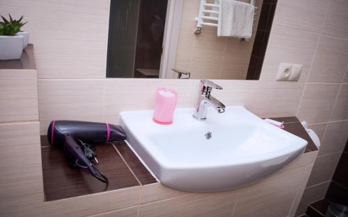 伊万诺-弗兰科夫斯克Luxury.ap的浴室设有白色水槽和镜子