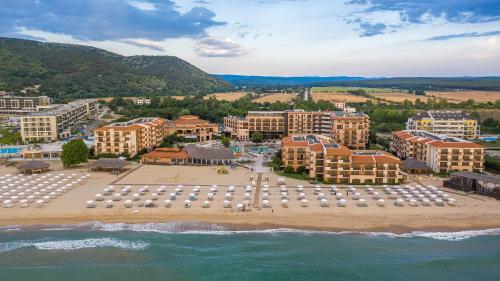 奥布佐尔HVD Club Hotel Miramar - 24 Hours Ultra All Inclusive的海滩上的度假村的空中景致