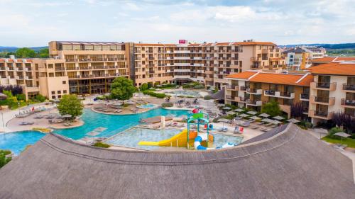 奥布佐尔HVD Club Hotel Miramar - 24 Hours Ultra All Inclusive的享有带水上公园的游泳池的空中景致