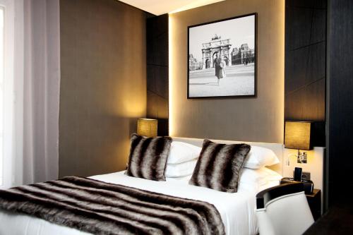 巴黎最佳西方巴黎爱丽舍酒店的卧室配有一张带毯子的大型白色床