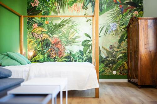索普隆ZACHÁR Apartman的墙上挂有植物壁画的卧室