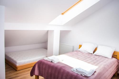 克雷尼察Apartamenty Willa Pogoń的一间设有两张床和一张四柱床的房间