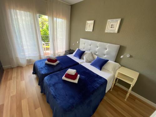 萨洛Victoria Beach Salou - Exclusive For Families的一间卧室配有一张大床和两条毛巾