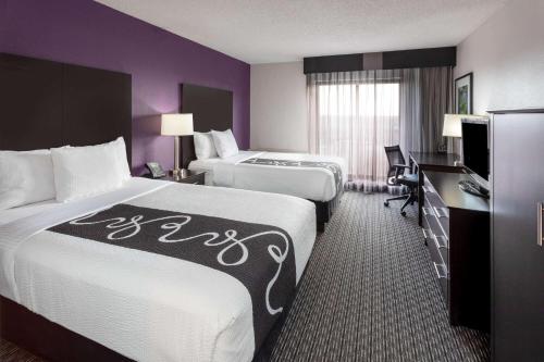布卢明顿明尼阿波利斯布卢明顿西区拉昆塔套房酒店的酒店客房配有两张床和一张书桌