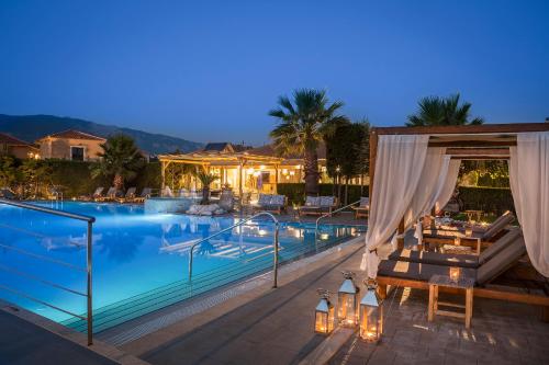 阿维托斯度假酒店内部或周边的泳池