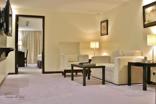 利雅德卡拉万阿尔法赫德酒店的客厅配有沙发和桌子
