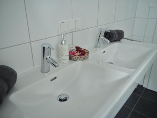 戈尔德格Casa Alpina的白色浴室水槽,上面有一碗水果