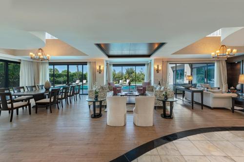 贝莱克苏塞茜豪华度假酒店的带家具的客厅和用餐室