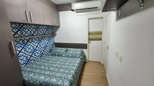 圣保罗Estudio Alto da Boa Vista的一间小房间,配有一张床和一个走廊