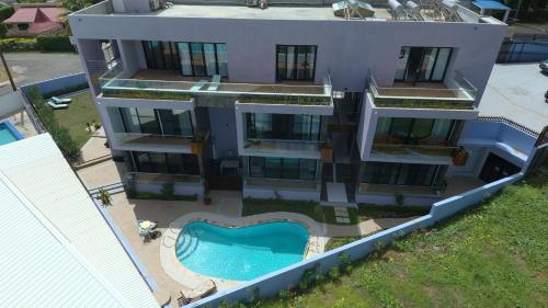 格罗斯岛One Rodney Heights Condominiums的享有带游泳池的房屋的空中景致