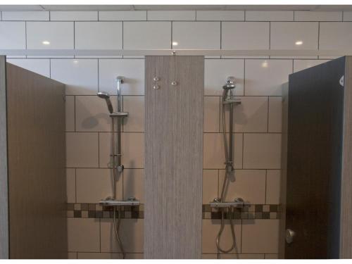 伦敦普赖姆天使背包客旅舍的浴室设有2个带淋浴和镜子的隔间