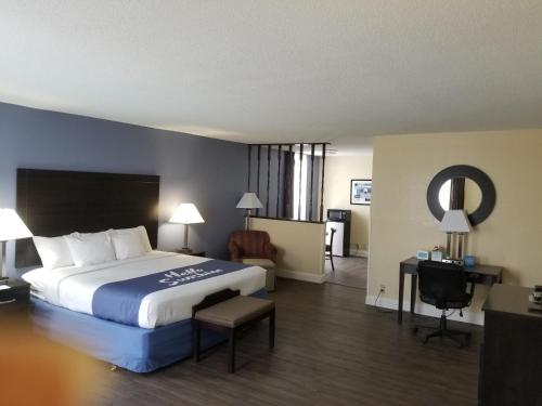 伊斯利伊斯利戴斯酒店的酒店客房设有一张大床和一张书桌。