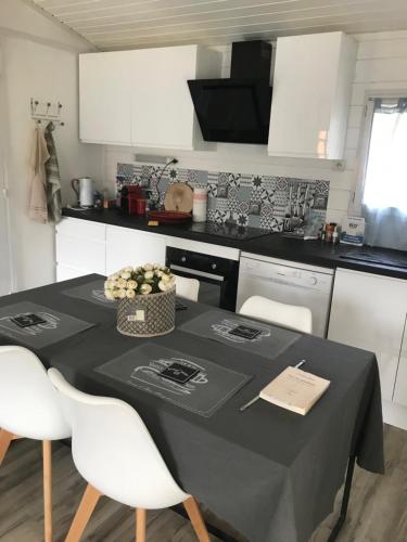 雷日卡普费雷La cabane et sa cascade的厨房配有一张带黑色桌布的桌子
