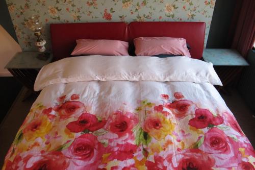 野玫瑰酒店客房内的一张或多张床位