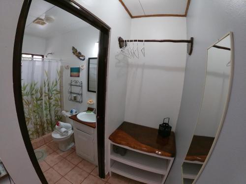 Hotel Perico Azul & Surf Camp的一间浴室