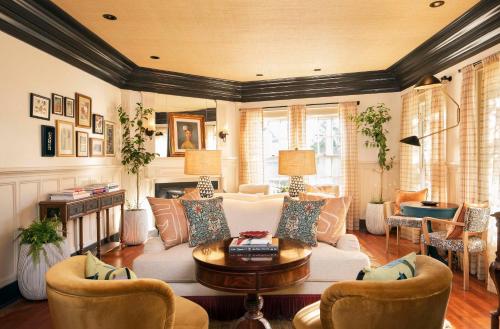楠塔基特Life House, Nantucket的客厅配有沙发和桌子
