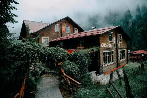 艾德亚耶拉西Kuşpuni Mountain Lodge的森林中间的木屋
