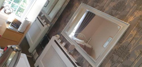 南希尔兹比奇伍德酒店的享有带大镜子的浴室的顶部景致