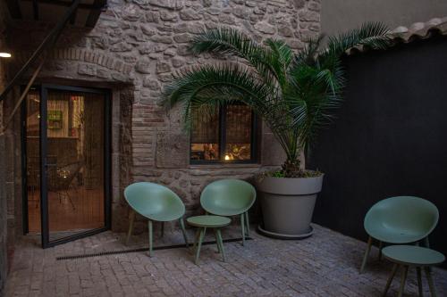巴拉格尔La Casa Del Miracle的一组绿色椅子和盆栽植物