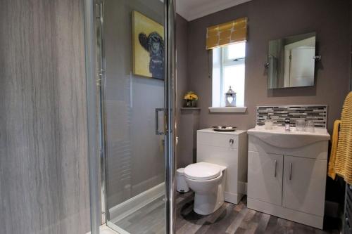 卡伦德Riverbank的带淋浴、卫生间和盥洗盆的浴室
