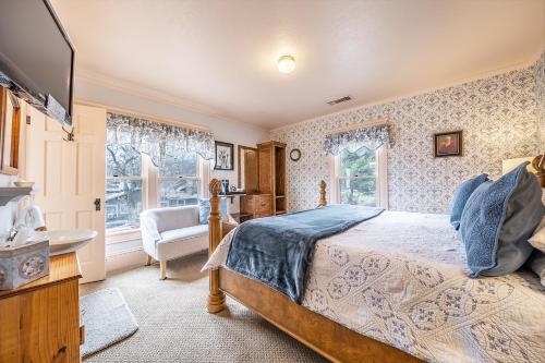 阿什兰Abigail's Bed and Breakfast Inn的一间卧室设有一张床、一台电视和窗户。