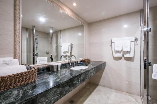 高雄西子湾沙滩会馆的一间带水槽和镜子的浴室