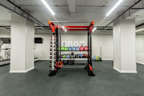 Kislak 203 Luxurious 1BR Steps from Everything的健身中心和/或健身设施
