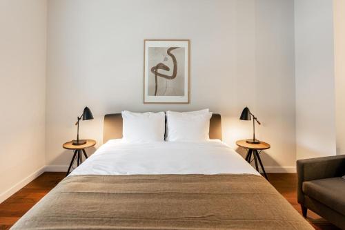 纽瓦克Kislak 305 Luxurious 1BR in Heart of Downtown的一间卧室配有一张带两盏灯的床和一张沙发。