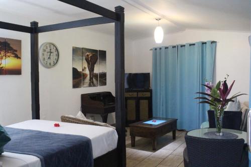 昂斯布瓦洛史戴夫娜公寓酒店的一间卧室配有一张床铺和一张桌子,另一间卧室配有一张桌子。