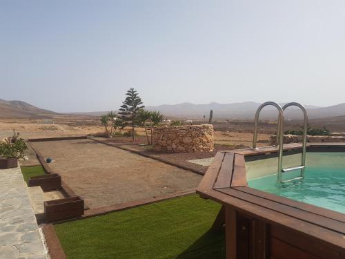 TefíaVilla La Vista de Tefia的享有沙漠景色的游泳池