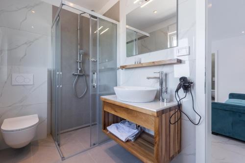 罗维尼Villa Ancora的一间带水槽和淋浴的浴室