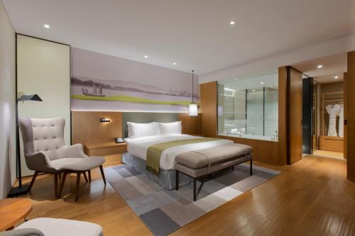 天津天津融侨套房假日酒店的一间卧室配有一张床、一张桌子和一把椅子