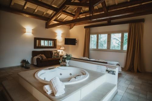 布林迪西马塞利亚巴尼努维酒店的一间大浴室,内设一个大浴缸