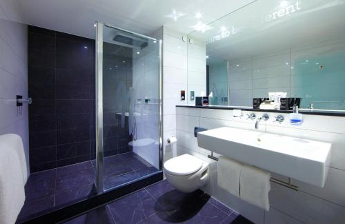伦敦马尔马逊伦敦酒店的一间带水槽、卫生间和淋浴的浴室