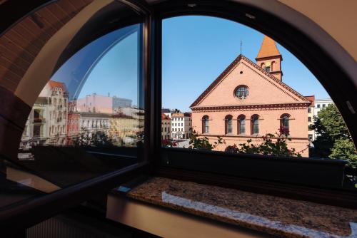 托伦勒根达酒店的从窗户可欣赏到教堂的景色