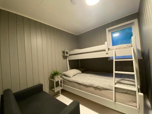 VikumAskevika的小房间设有双层床和椅子