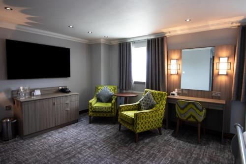 唐克斯特贝斯特韦斯特PLUS牧场酒店的酒店客房配有桌椅和电视。