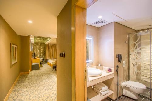 利雅德Grand Plaza Hotel - Gulf Riyadh的带淋浴、卫生间和盥洗盆的浴室