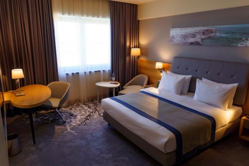 Holiday Inn - Aktau - Seaside, an IHG Hotel客房内的一张或多张床位