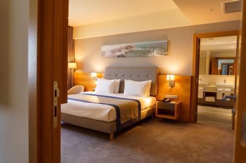 Holiday Inn - Aktau - Seaside, an IHG Hotel客房内的一张或多张床位