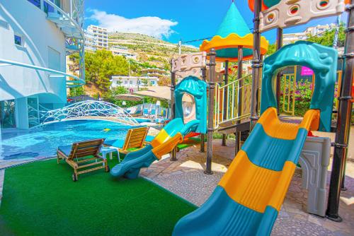 萨兰达布干维里湾酒店的一个带滑梯和游乐场的水上公园