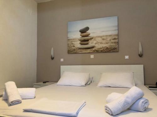 艾西奥斯索蒂斯Akrogiali Hotel的一间卧室,床上有一堆岩石