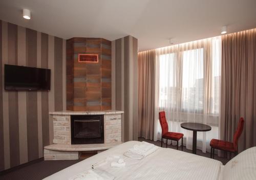 斯库台Hotel Chicago的酒店客房配有一张床和一个壁炉。