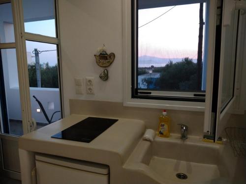 阿吉奥斯普罗科皮奥斯Nikoletta Studios 1的白色的浴室设有水槽和窗户。