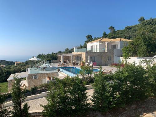 KechriaVilla Salina Luxury Pool Villa的享有带游泳池的房子的景色